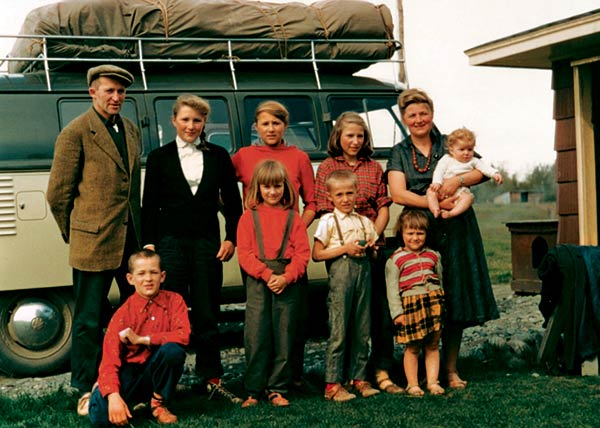 Image of Caption: Ruthe and Yule Kilcher along with their kids