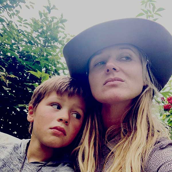 Image of Caption: Jewel Kilcher with her son Kase Townes Murray